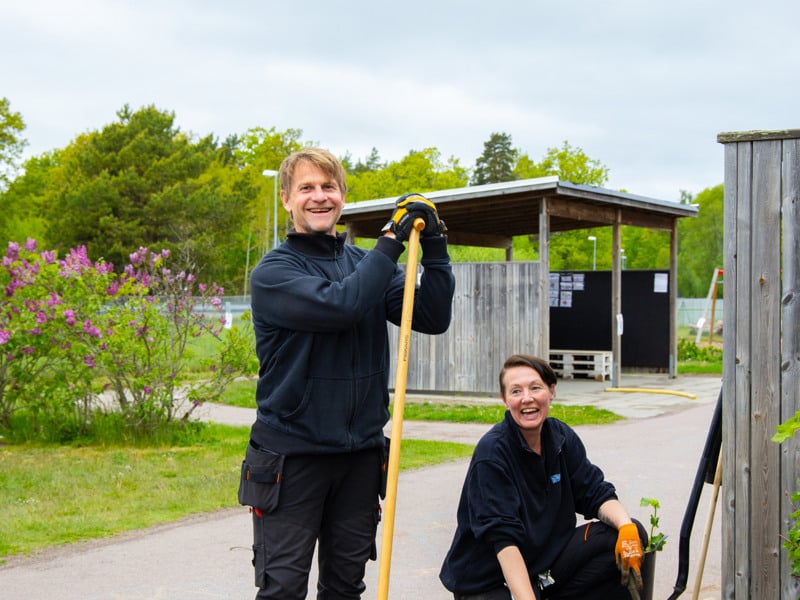 Några personer som står bredvid varandra.