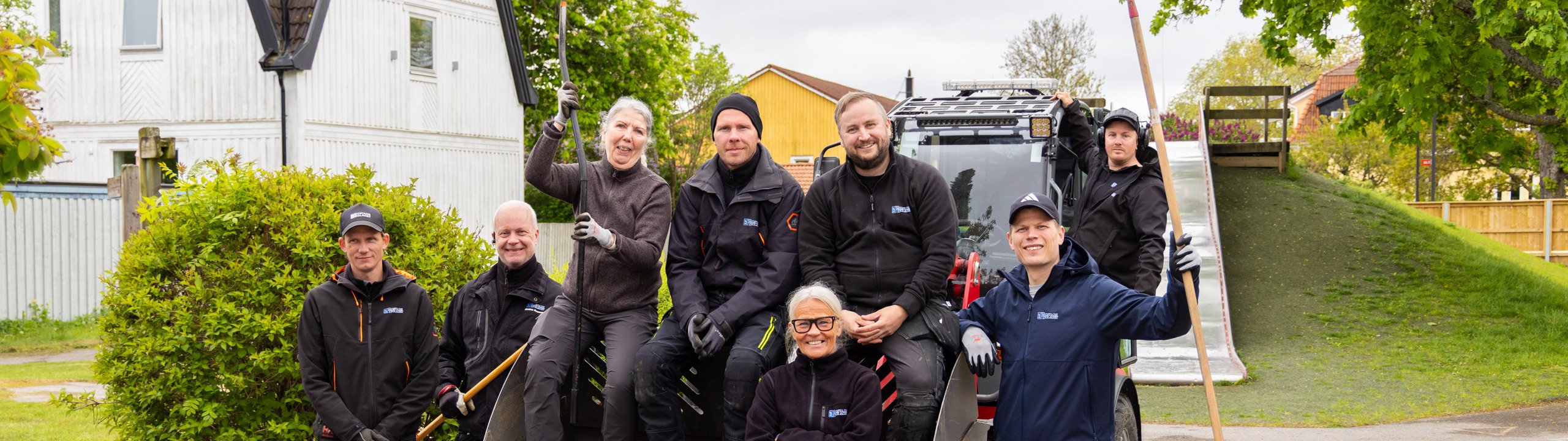 En grupp människor som står på flaket till en lastbil.