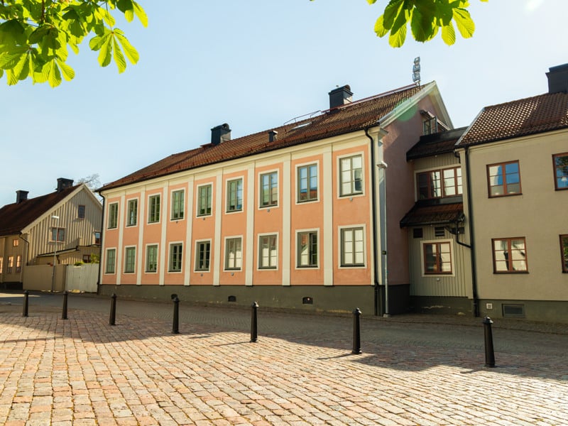 En rad av byggnader på en kullerstensgata.