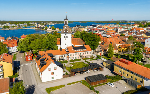 En flygbild av en liten stad med en kyrka.