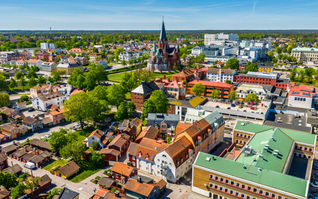 En flygbild av en stad med många byggnader.