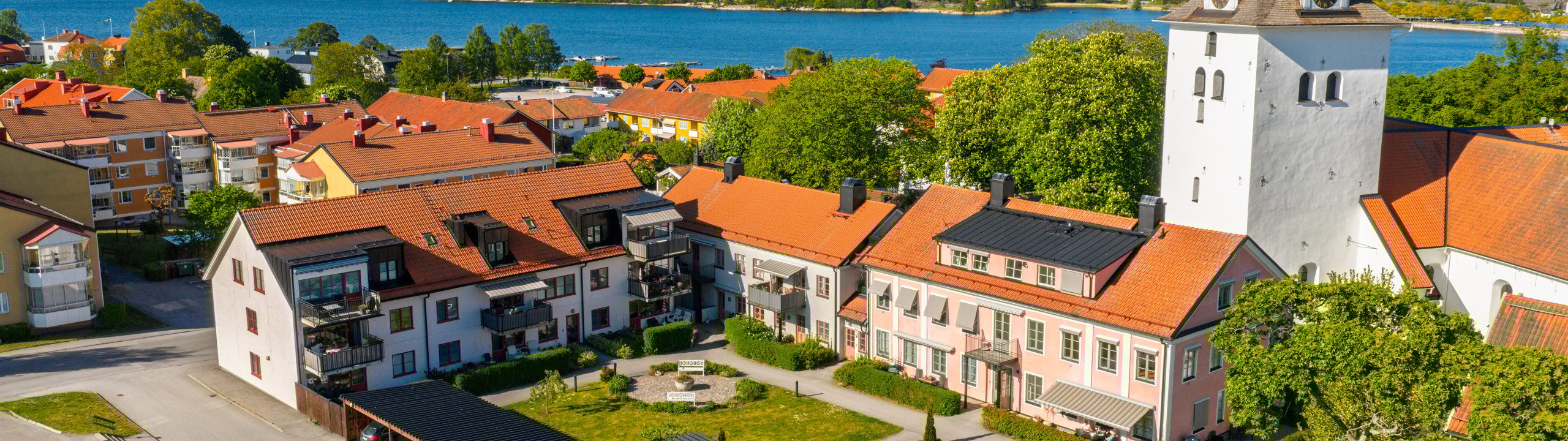 En flygbild av en liten stad vid vattnet.