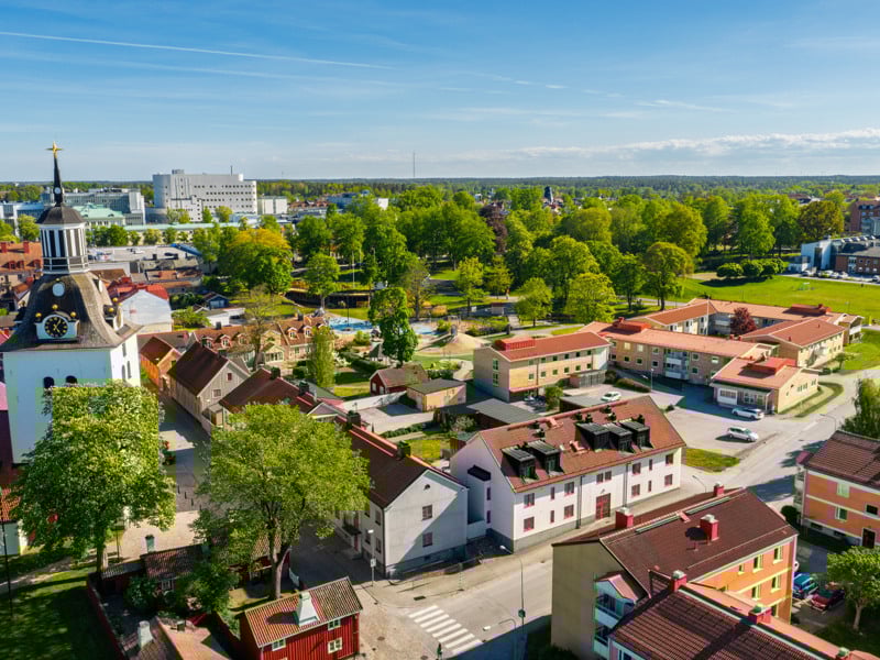 En flygbild av en liten stad med många byggnader.