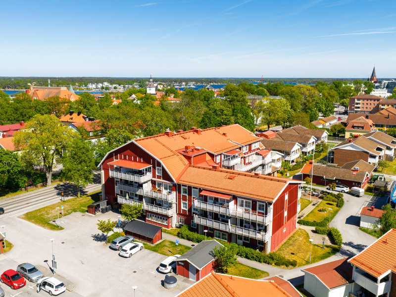 En flygbild av en stad med en parkeringsplats.