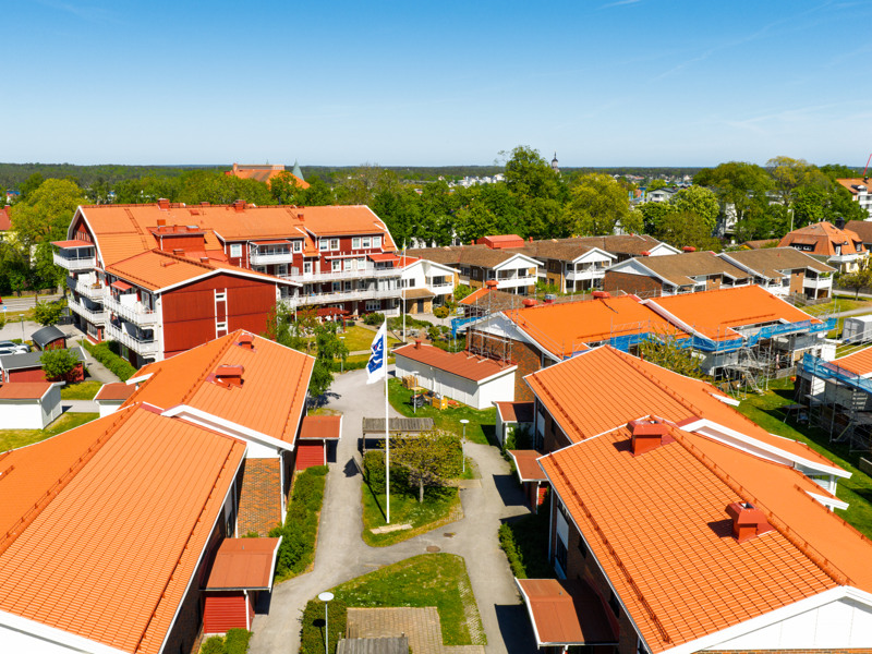 En flygbild av ett bostadsområde med orange tak.