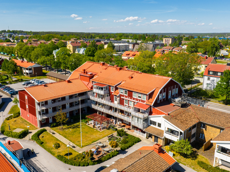 Ett fågelperspektiv av en rödvit byggnad.