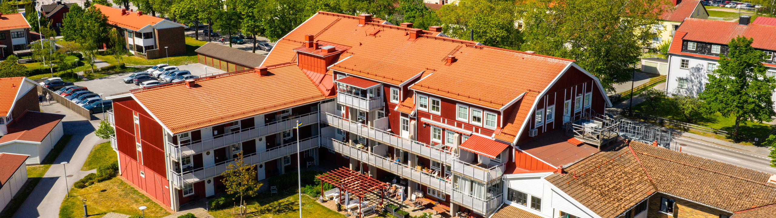 Ett fågelperspektiv av en rödvit byggnad.