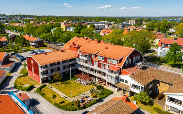 Ett fågelperspektiv av en rödvit byggnad.