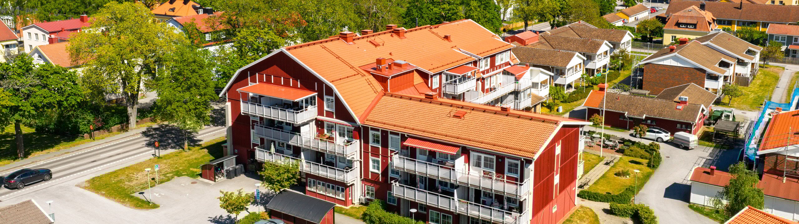 En flygbild av en stad med en parkeringsplats.