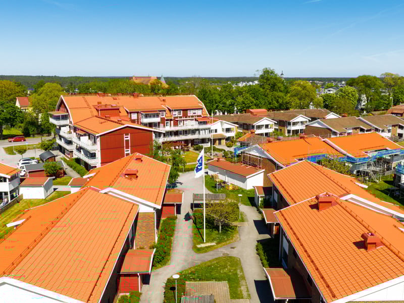 En flygbild av ett bostadsområde med orange tak.