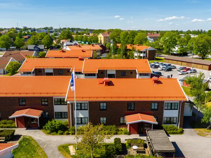 En flygbild av en byggnad med en flagga på toppen.