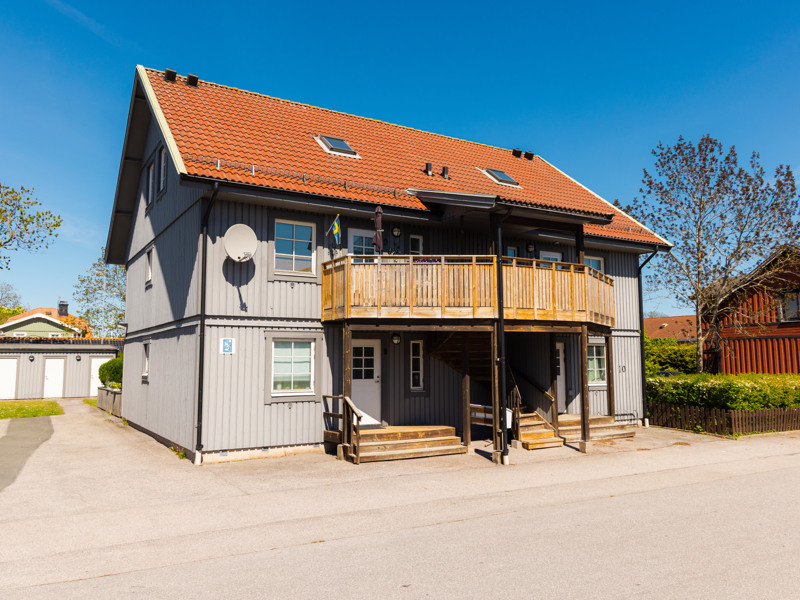 Ett hus i två våningar med rött tak.