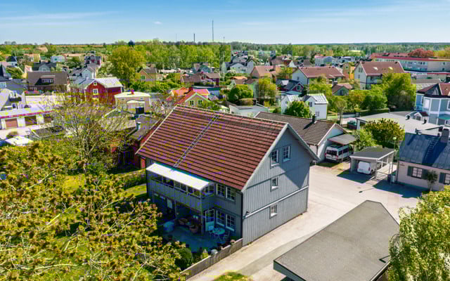 En flygbild av ett område med många hus.