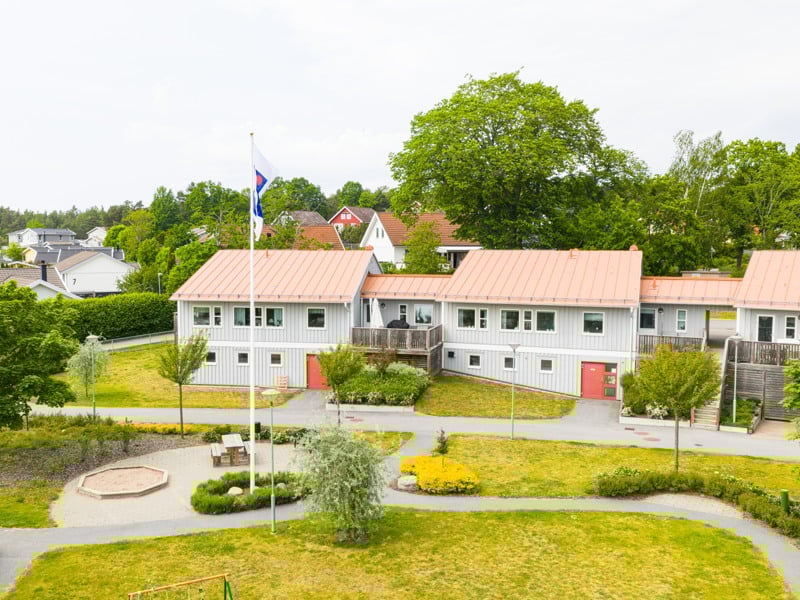 En flygbild av en byggnad med en flaggstång.