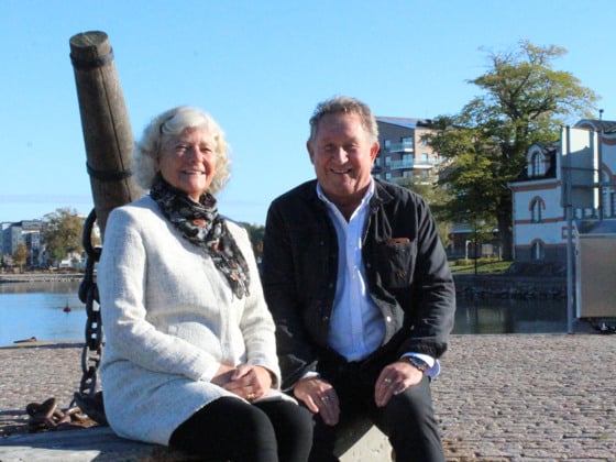En man och en kvinna sitter på en bänk.