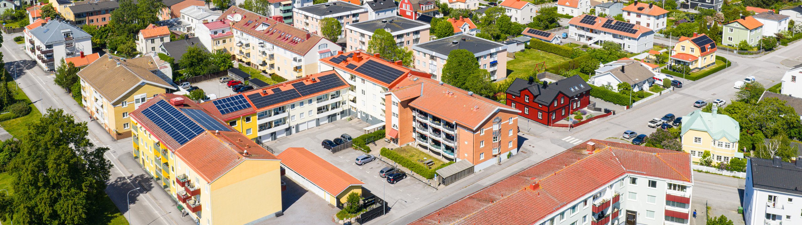 En flygbild av en stad med en sjö i bakgrunden.