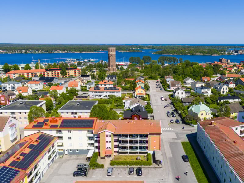 En flygbild av en stad med en sjö i bakgrunden.