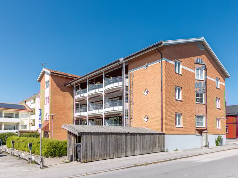 En röd tegelbyggnad med balkonger och balkonger.
