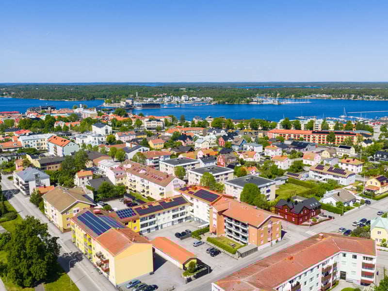 En flygbild av en stad med en sjö i bakgrunden.