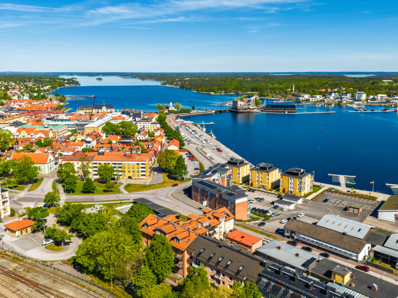En flygbild av en liten stad vid vattnet.
