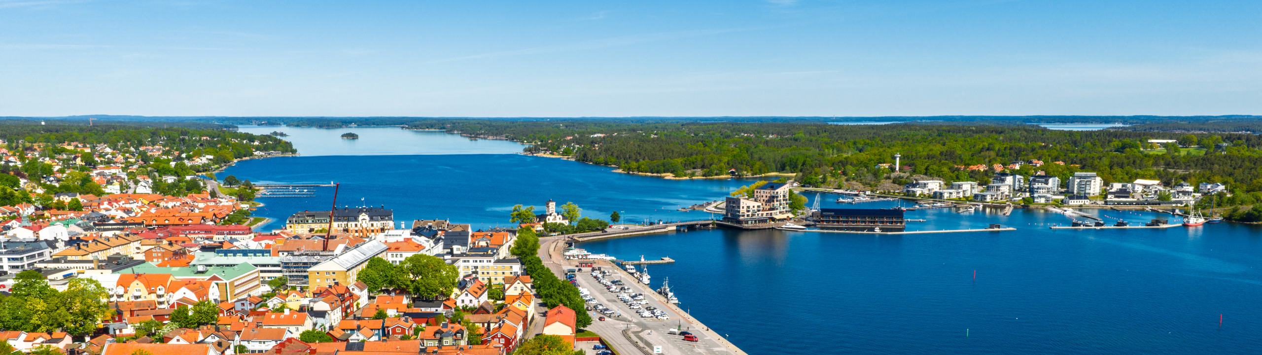 En flygbild av en liten stad vid vattnet.