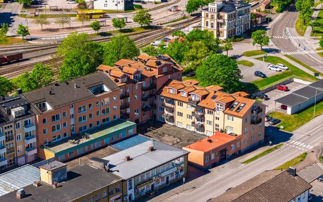 En flygbild av en stad med många byggnader.