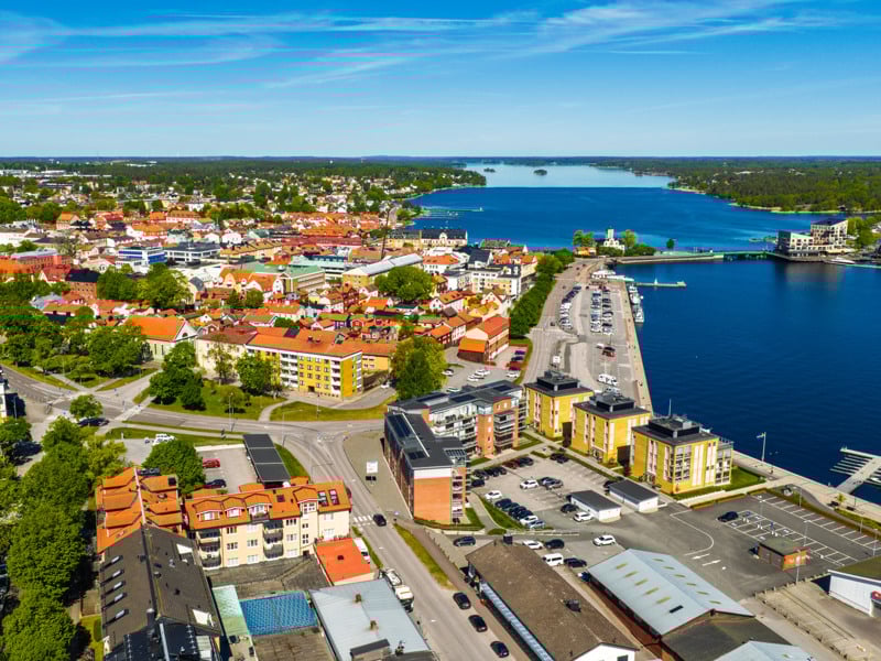 En flygbild av en stad vid vattnet.