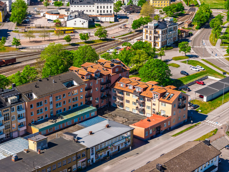 En flygbild av en stad med många byggnader.