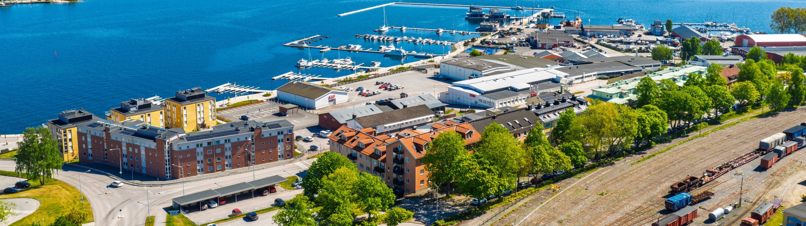 En flygbild av en hamn med ett tåg på spåren.