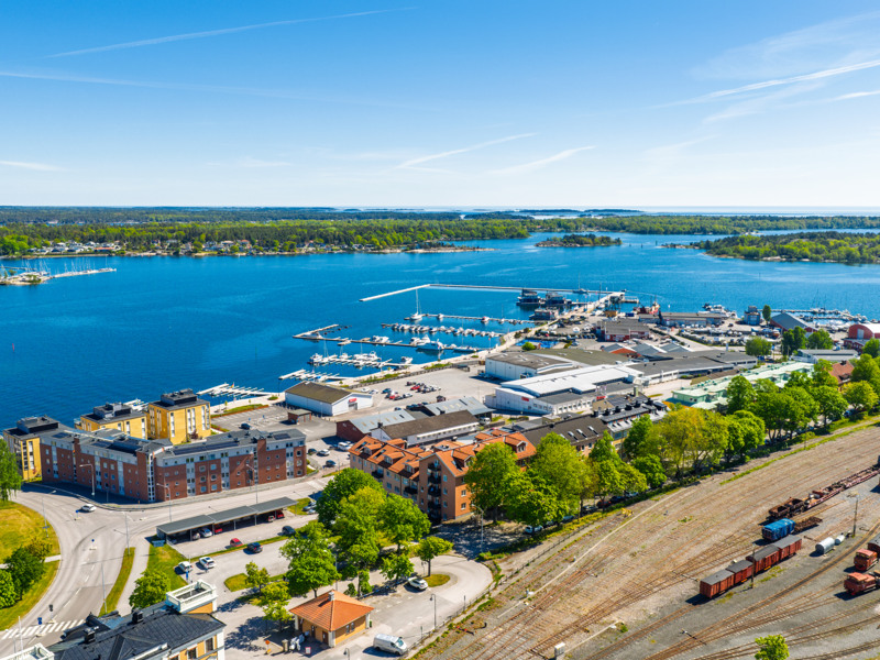 En flygbild av en hamn med ett tåg på spåren.