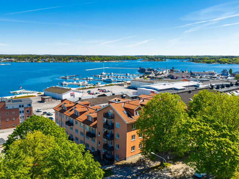 En flygbild av en hamn med båtar i vattnet.