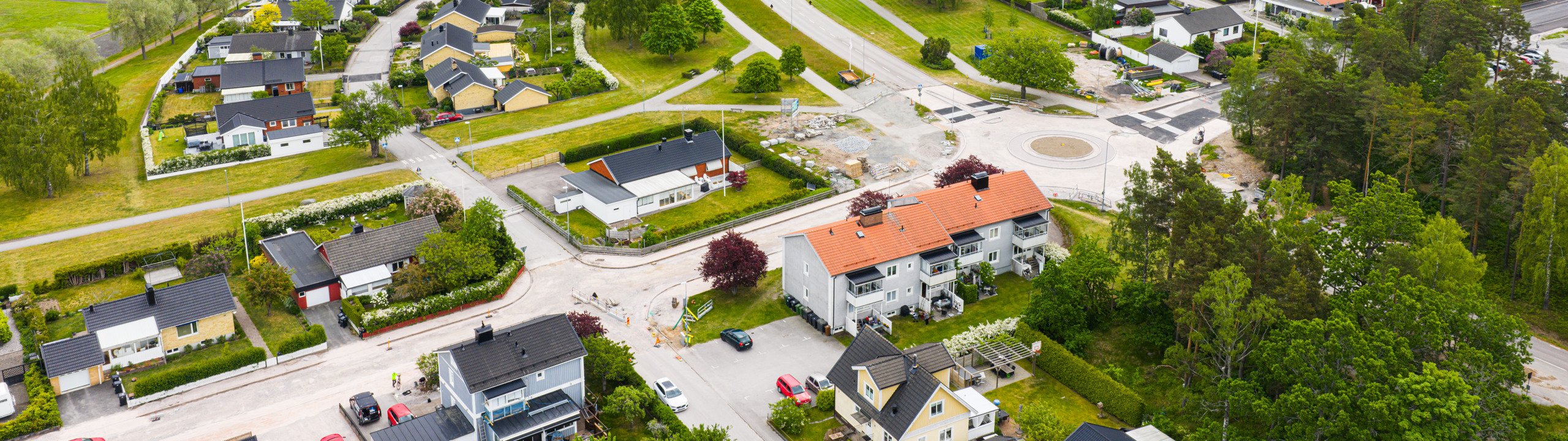 Ett fågelperspektiv av ett grannskap med en sjö i bakgrunden.