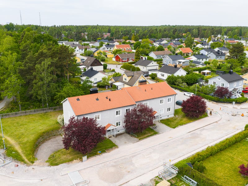 En flygbild av en liten stad med många hus.