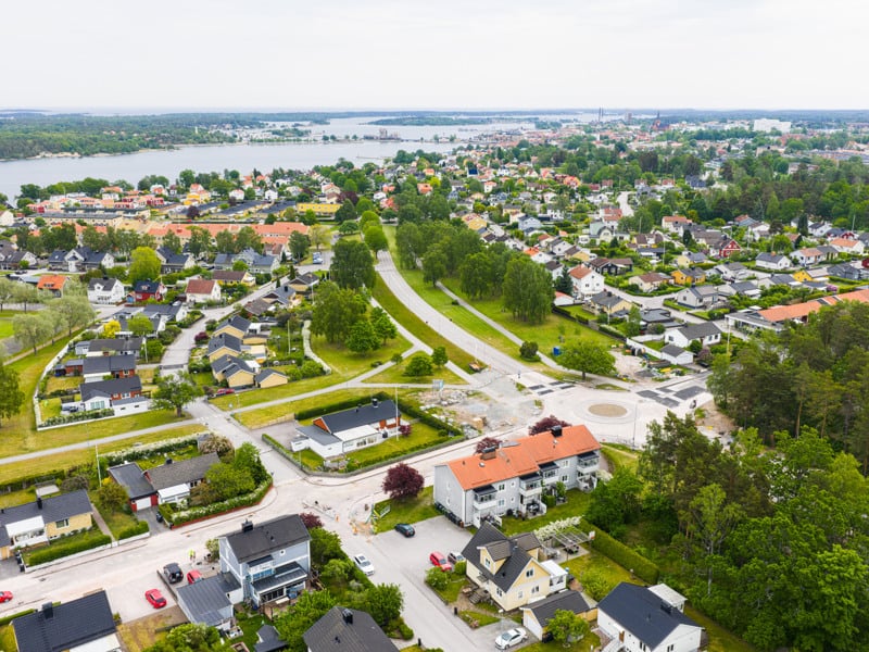 Ett fågelperspektiv av ett grannskap med en sjö i bakgrunden.