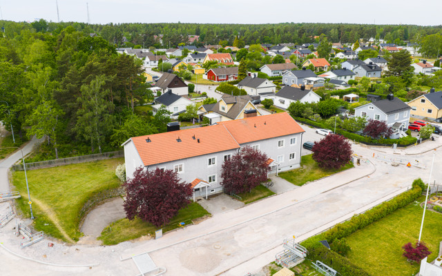 En flygbild av en liten stad med många hus.