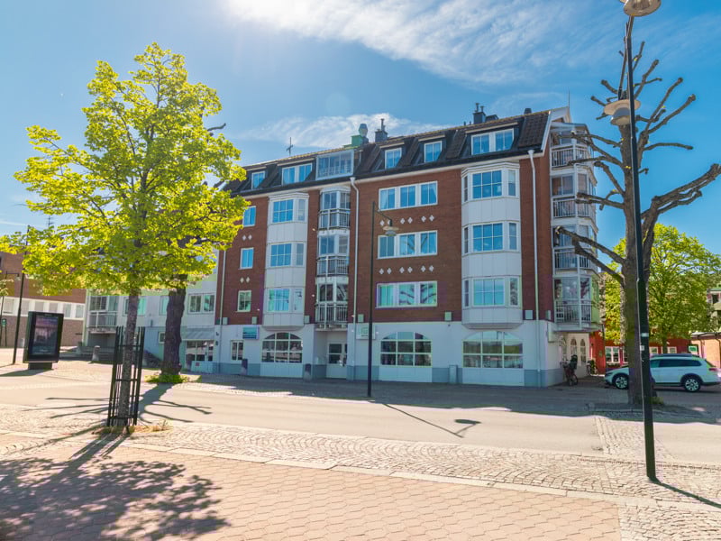 En stor tegelbyggnad som ligger vid sidan av en väg.