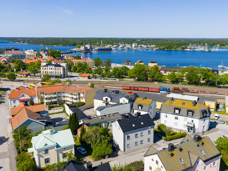 En flygbild av en liten stad vid vattnet.