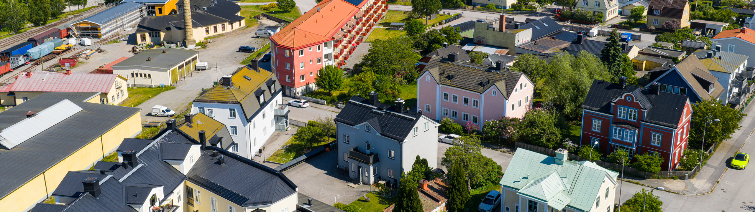 En flygbild av en liten stad vid vattnet.