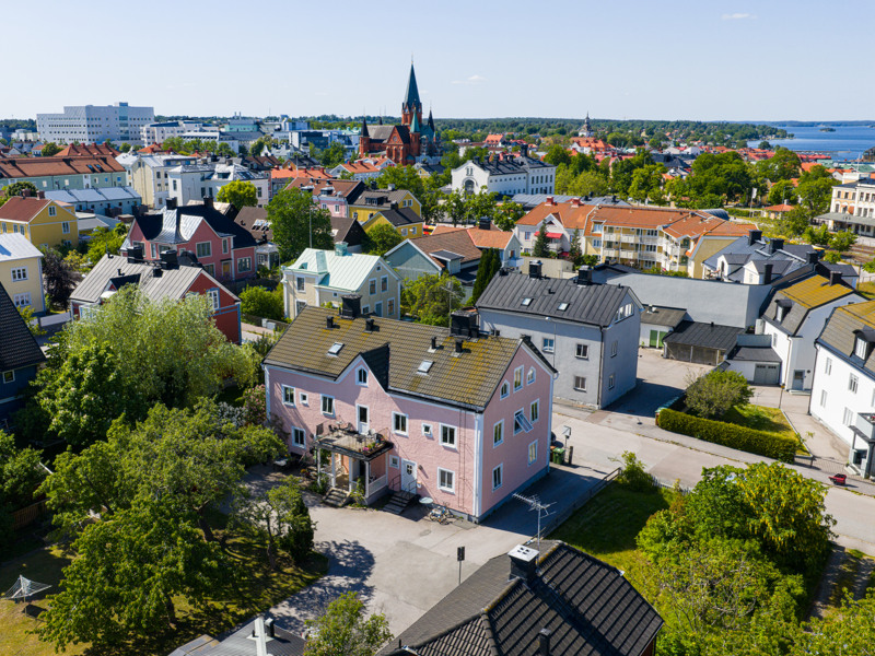En flygbild av en stad med många hus.
