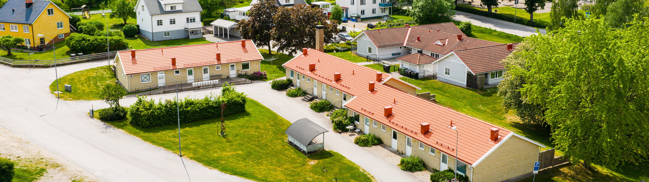 En flygbild av ett grannskap med hus och träd.