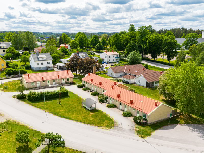 En flygbild av ett grannskap med hus och träd.
