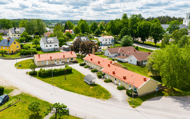 En flygbild av ett grannskap med hus och träd.