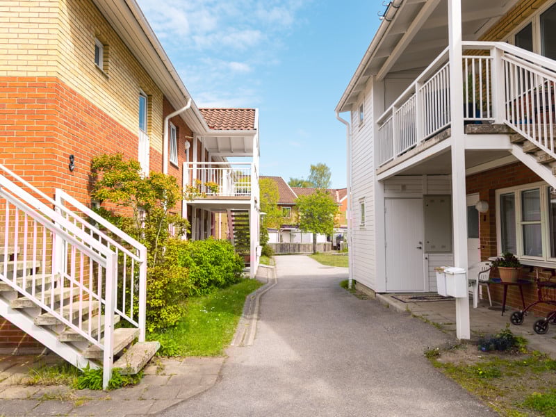 Några hus som ligger bredvid varandra.