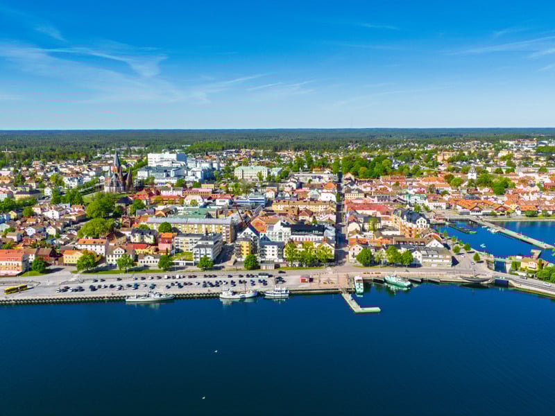 En flygbild av en stad och vattnet.