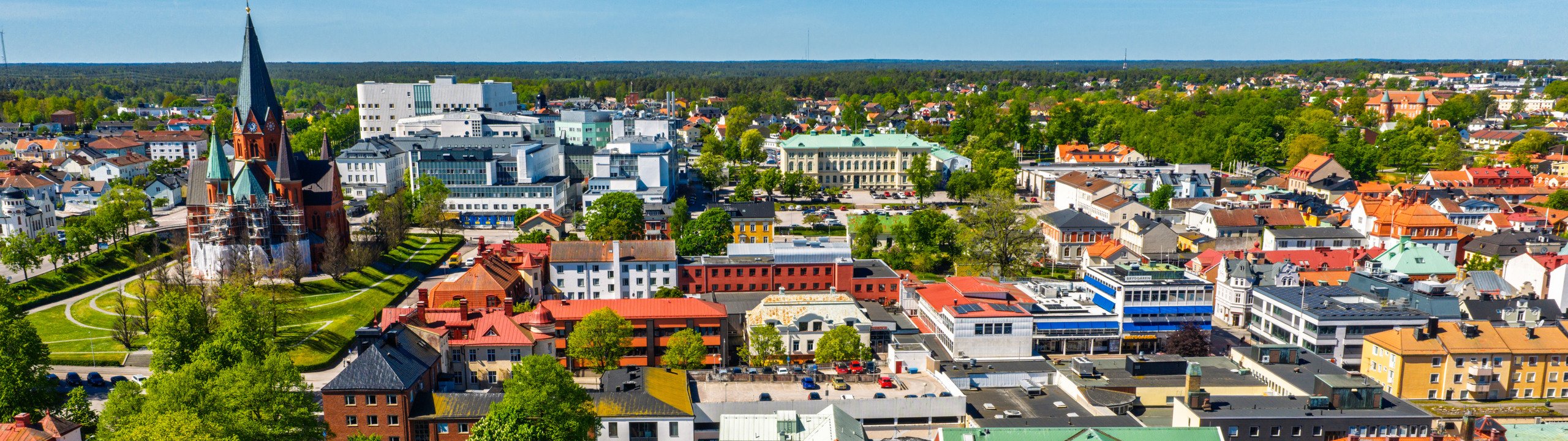 En flygbild av en stad med många byggnader.