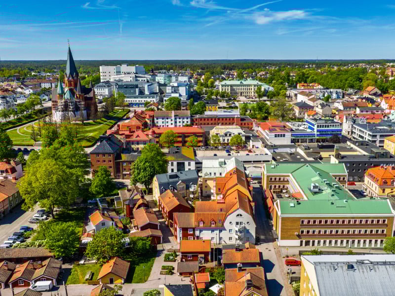 En flygbild av en stad med många byggnader.