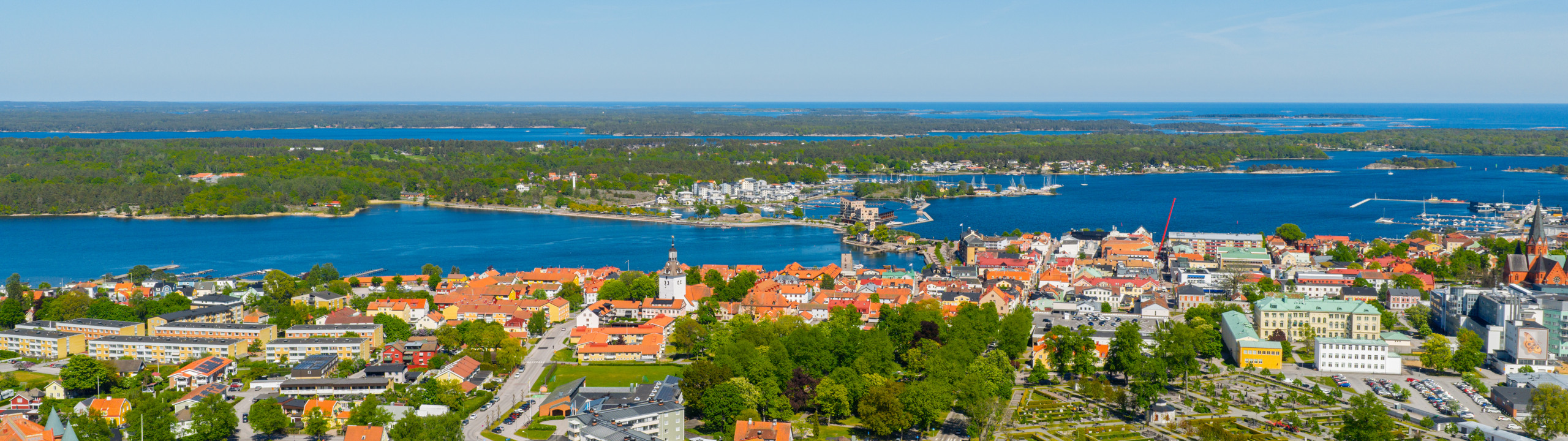 En flygbild av en stad med en sjö i bakgrunden.