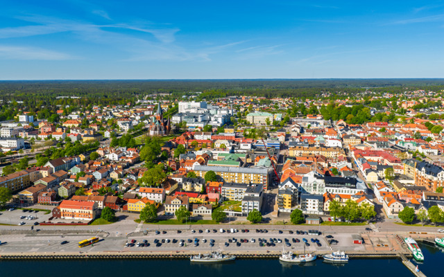 En flygbild av en stad med en flod som rinner genom den.