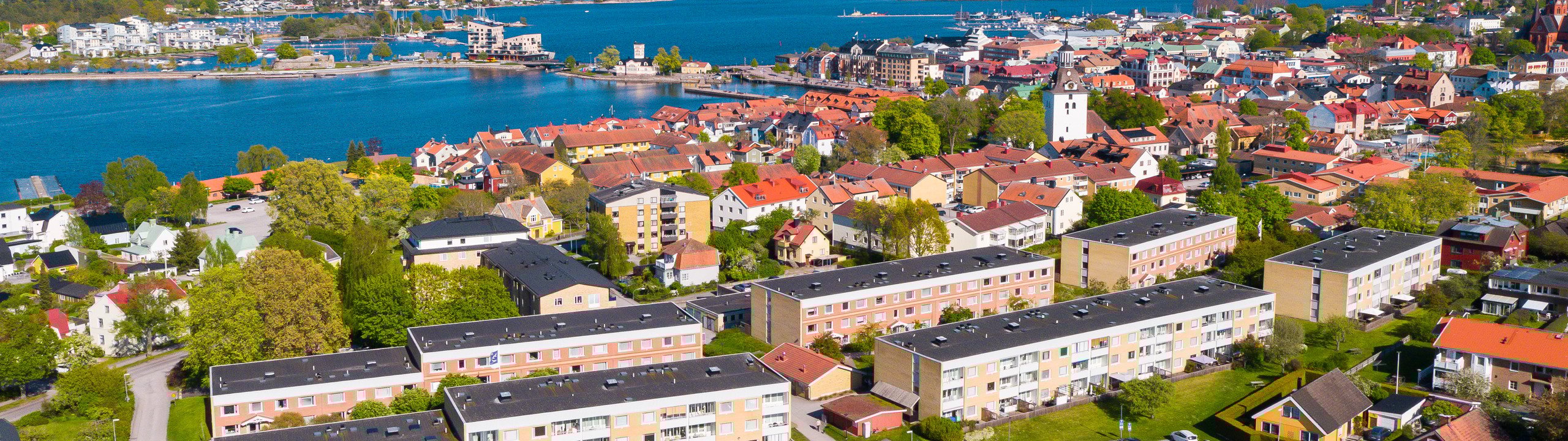 En flygbild av en liten stad vid vattnet.