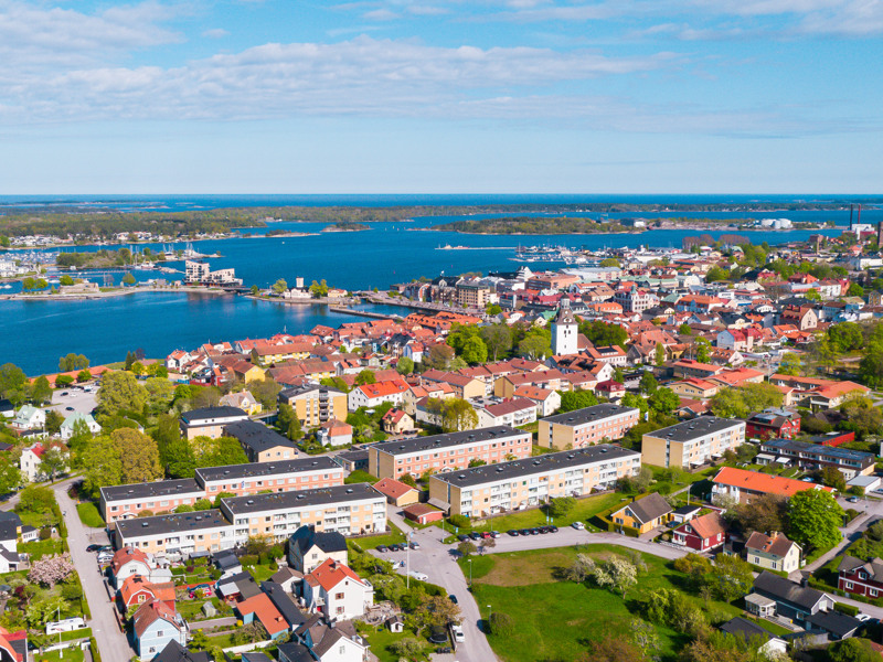 En flygbild av en liten stad vid vattnet.